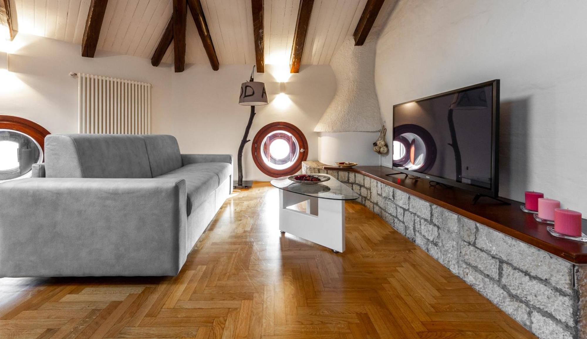 Attic Floor Venice